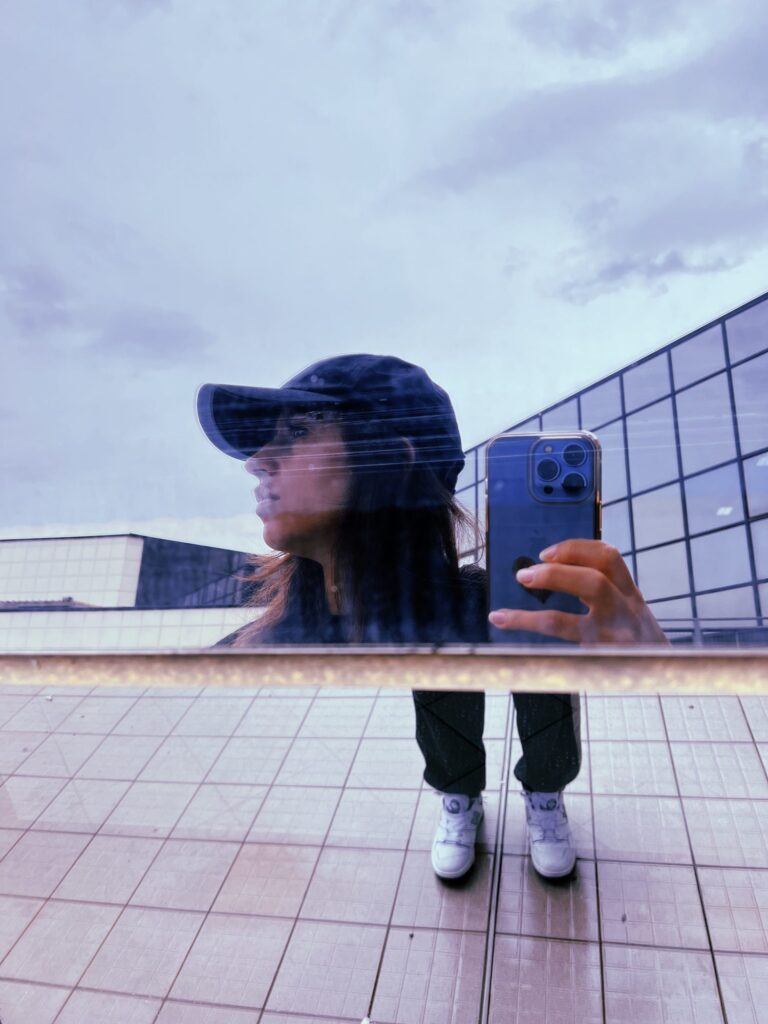 Sofia Dell'Aversano Orabona, self-portrait in a mirror with a smartphone